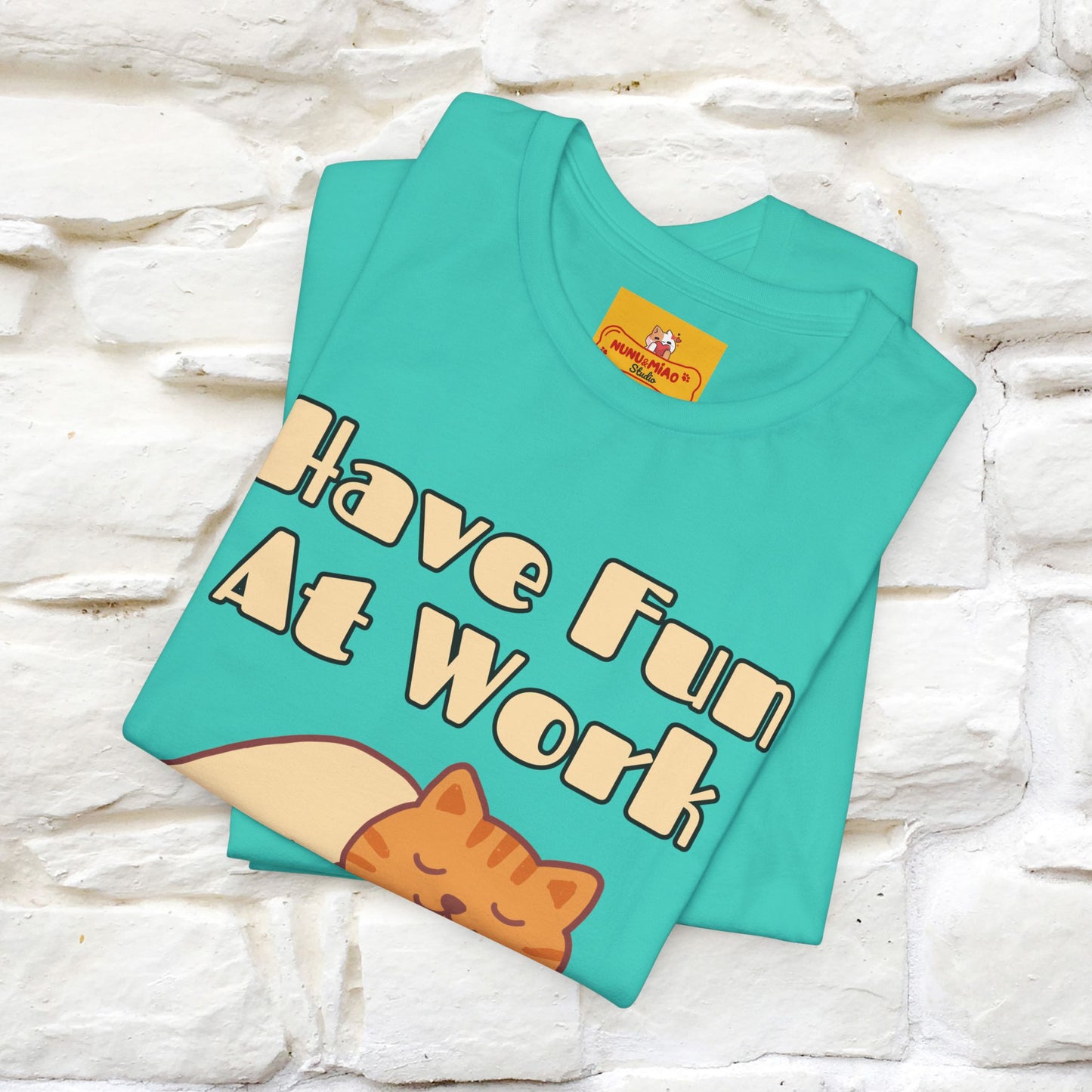 Maglietta con gatto "Have Fun At Work" per uomo e donna | 100% cotone* 🐾