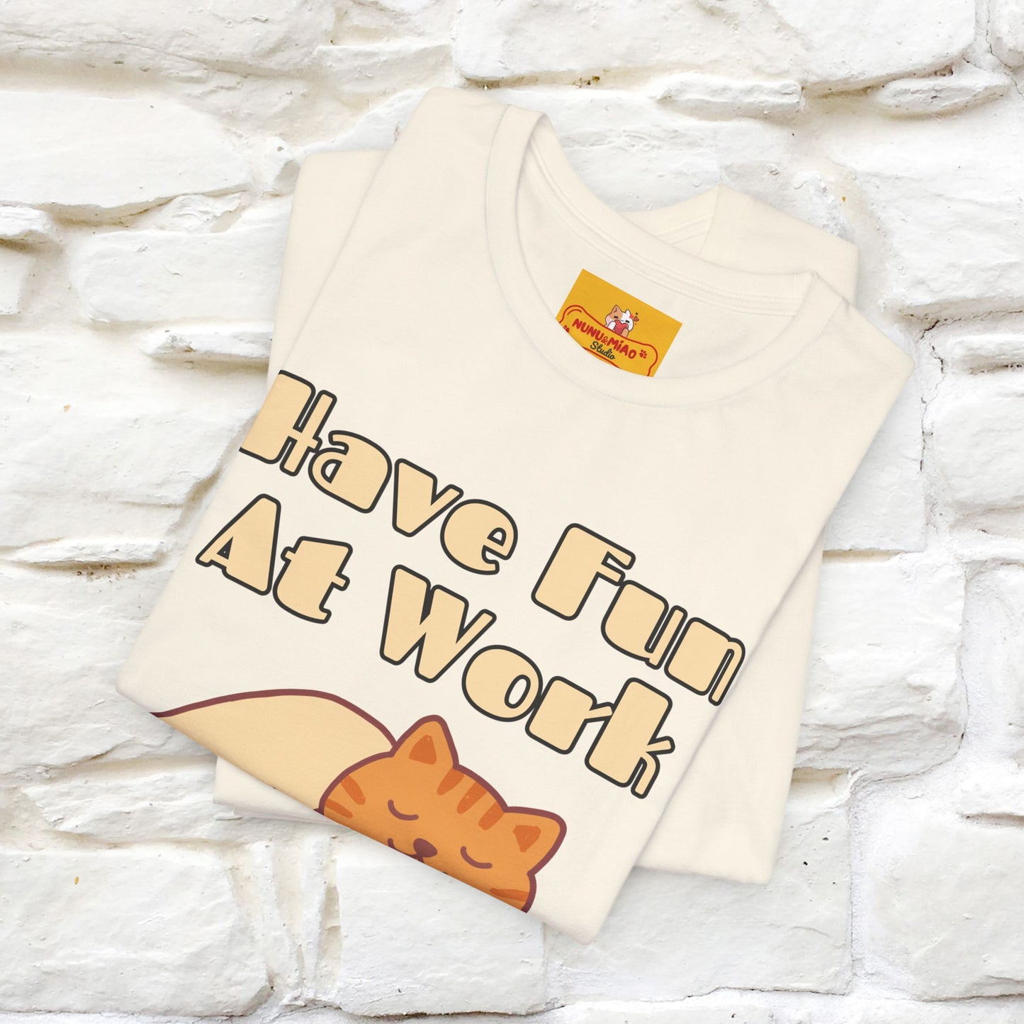 Maglietta con gatto "Have Fun At Work" per uomo e donna | 100% cotone* 🐾