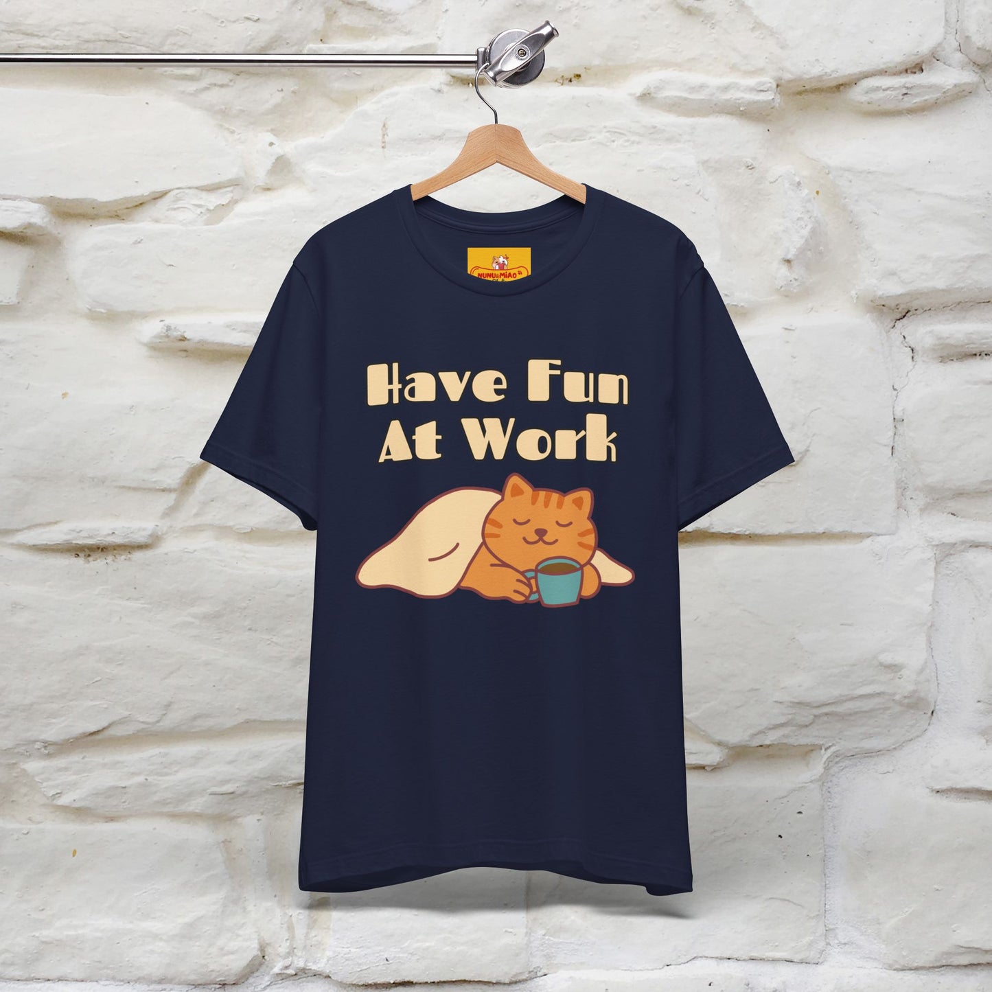 Maglietta con gatto "Have Fun At Work" per uomo e donna | 100% cotone* 🐾