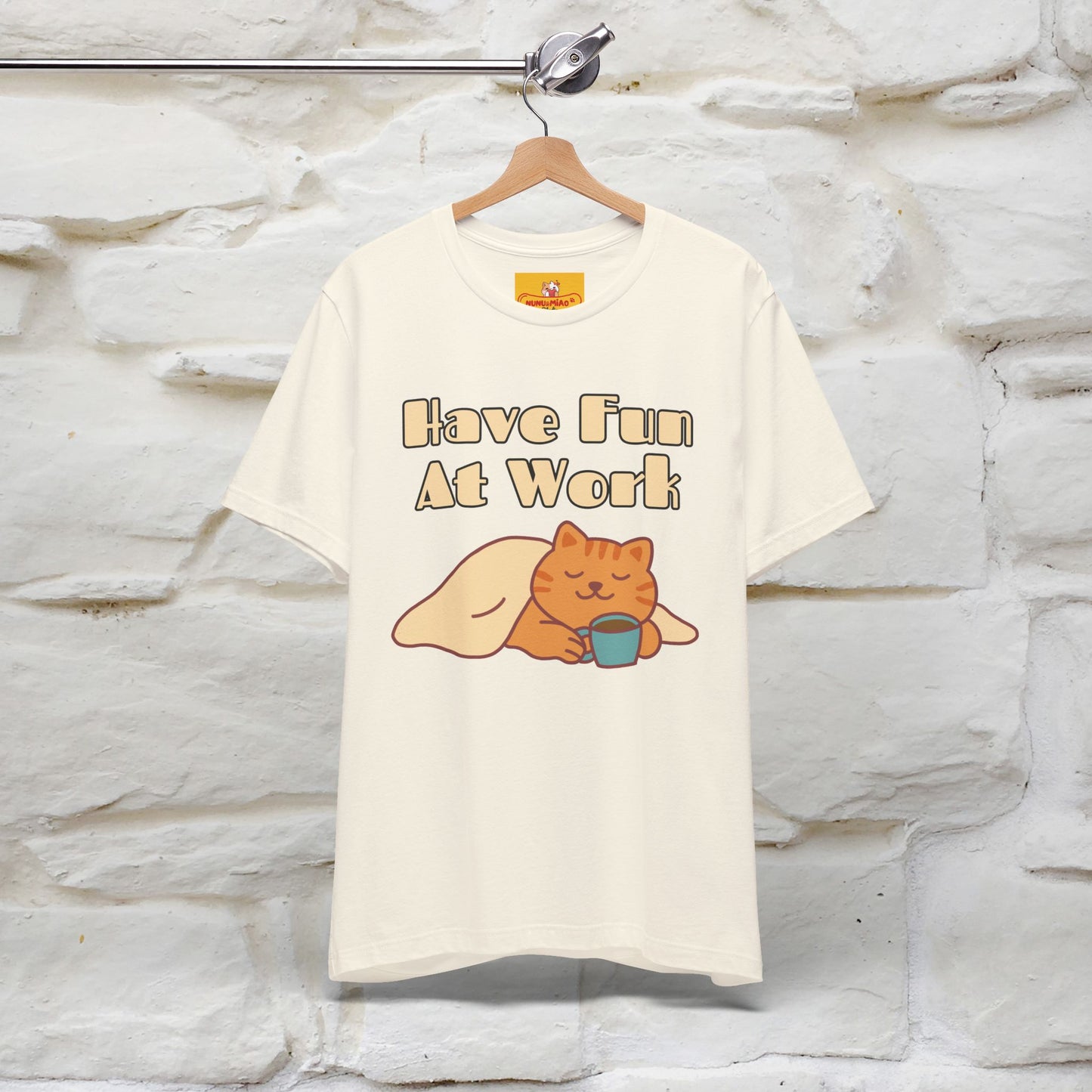 Maglietta con gatto "Have Fun At Work" per uomo e donna | 100% cotone* 🐾