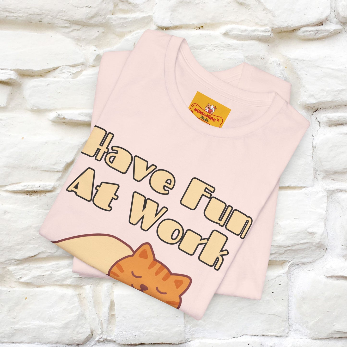 Maglietta con gatto "Have Fun At Work" per uomo e donna | 100% cotone* 🐾