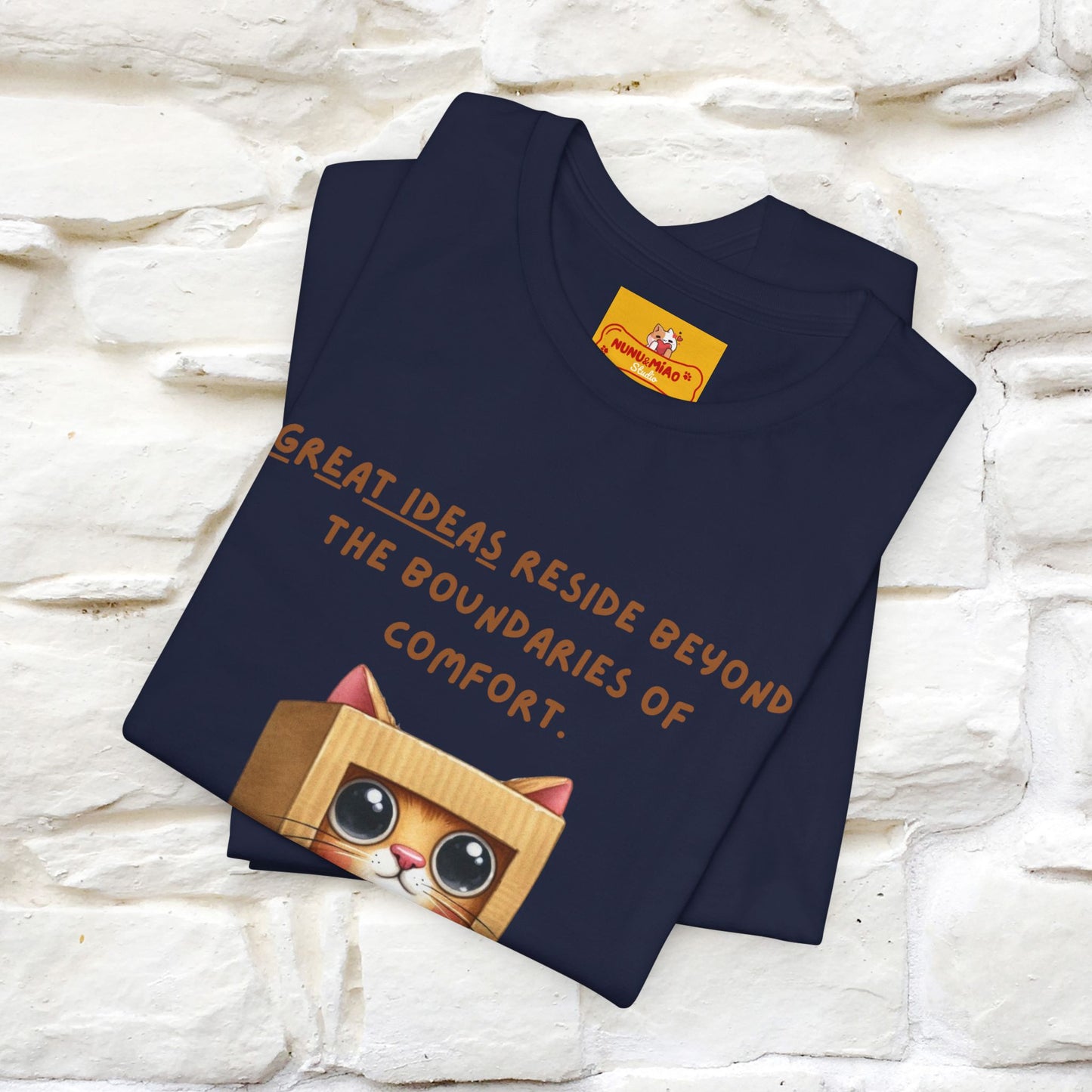 "Le grandi idee risiedono oltre i confini del comfort" T-shirt con gatto per uomo e donna | 100% cotone*
