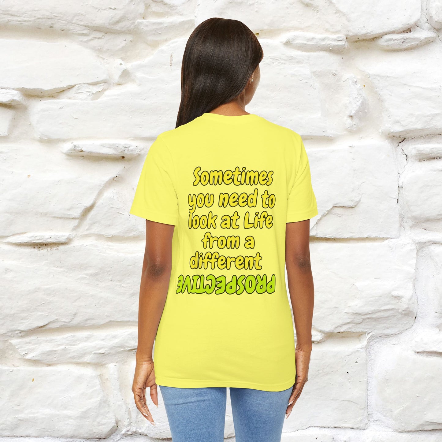 "A volte hai bisogno di guardare la vita da una prospettiva diversa" T-shirt per uomo e donna | 100% cotone*