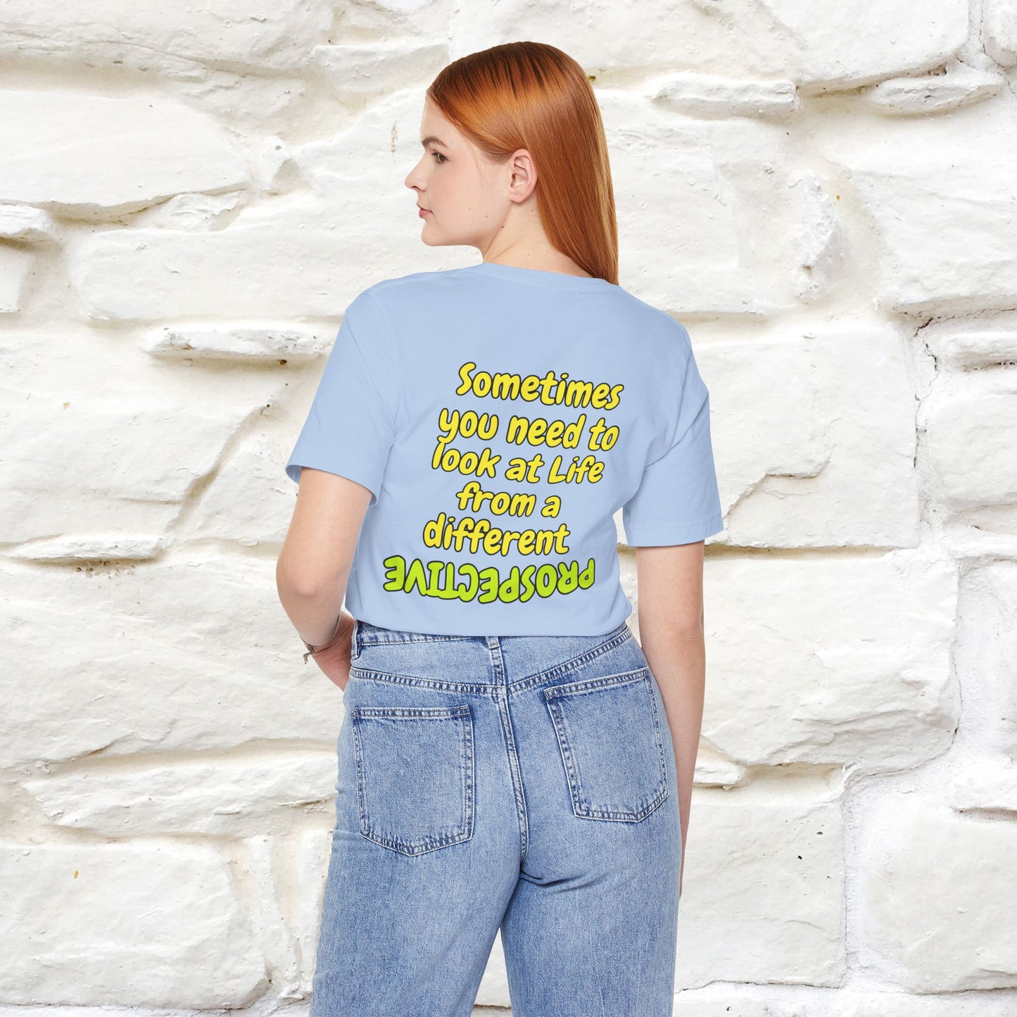 "A volte hai bisogno di guardare la vita da una prospettiva diversa" T-shirt per uomo e donna | 100% cotone*