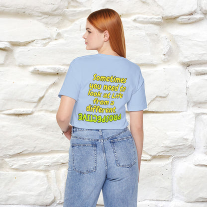 "A volte hai bisogno di guardare la vita da una prospettiva diversa" T-shirt per uomo e donna | 100% cotone*