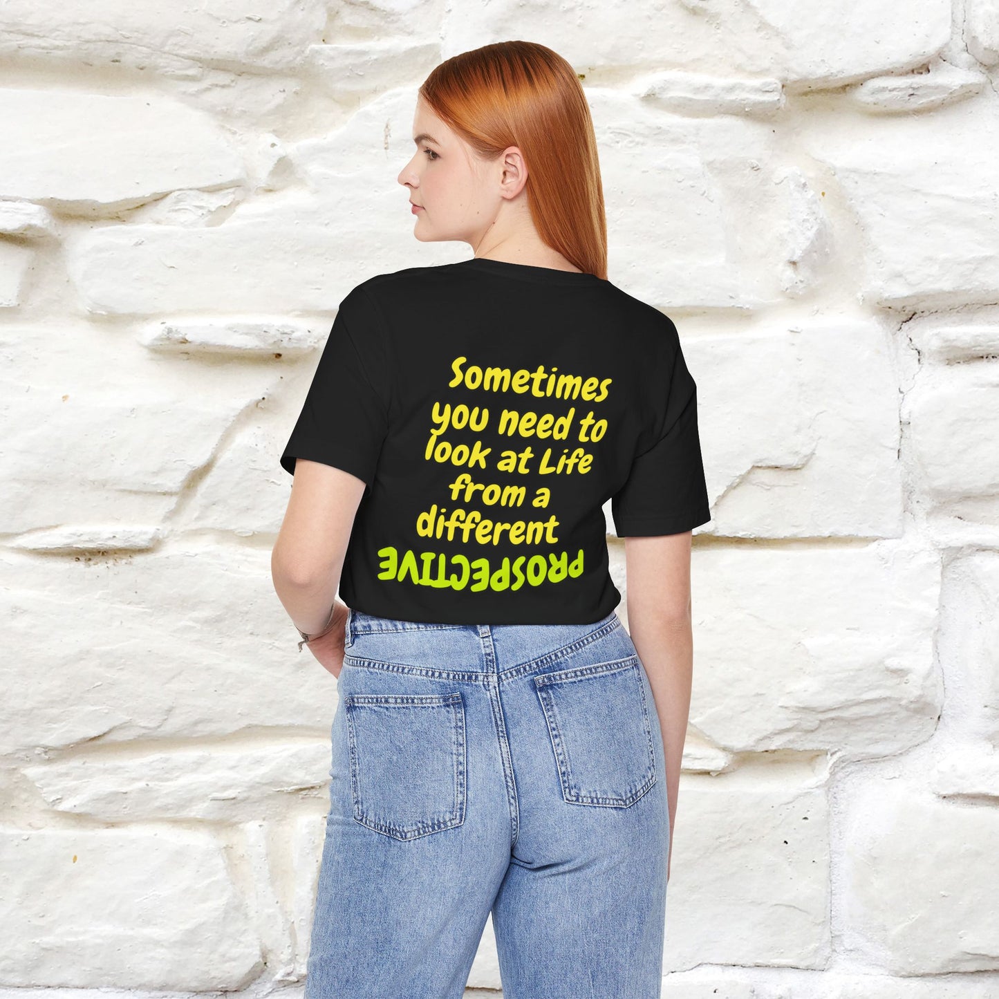 "A volte hai bisogno di guardare la vita da una prospettiva diversa" T-shirt per uomo e donna | 100% cotone*