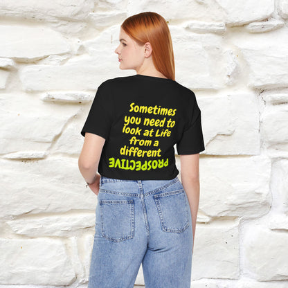 "A volte hai bisogno di guardare la vita da una prospettiva diversa" T-shirt per uomo e donna | 100% cotone*