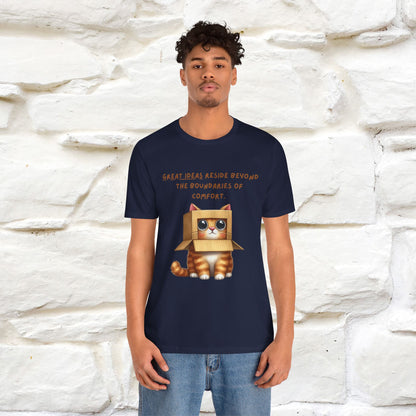 "Le grandi idee risiedono oltre i confini del comfort" T-shirt con gatto per uomo e donna | 100% cotone*