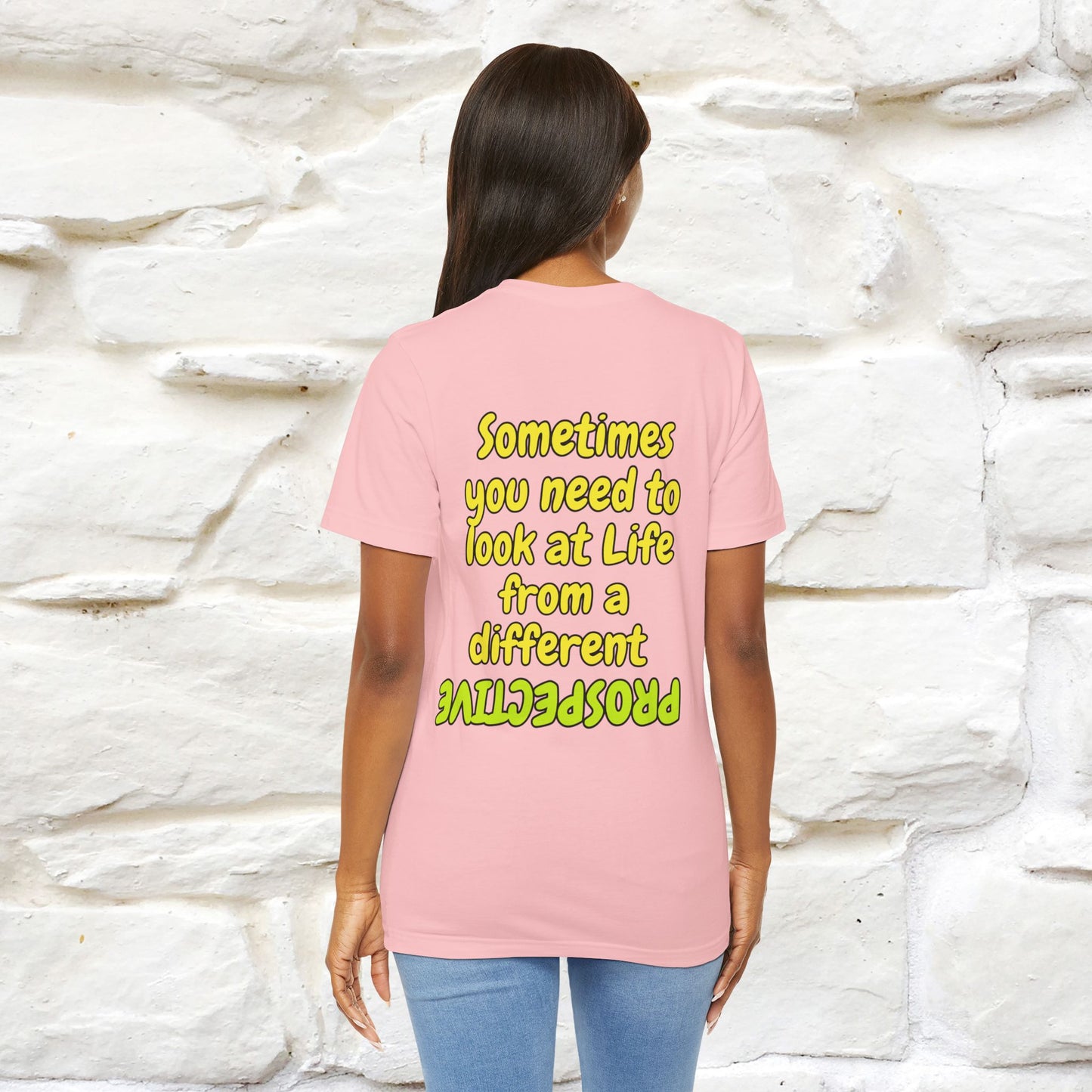 "A volte hai bisogno di guardare la vita da una prospettiva diversa" T-shirt per uomo e donna | 100% cotone*