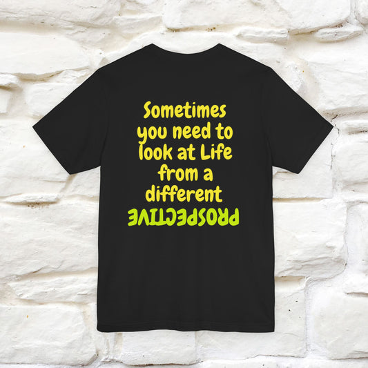 "A volte hai bisogno di guardare la vita da una prospettiva diversa" T-shirt per uomo e donna | 100% cotone*