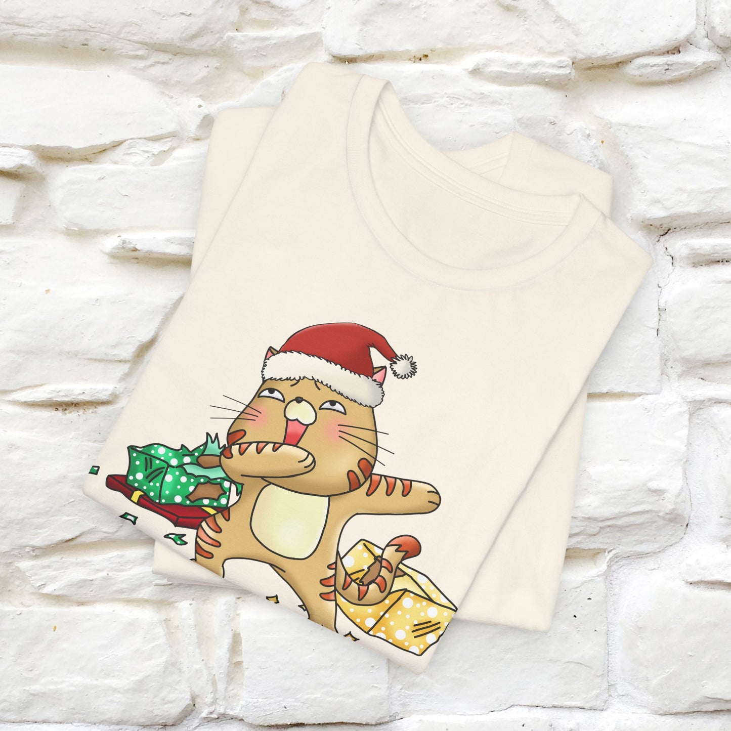 “Funny Santa Claws T-Shirt | Festive Cat Christmas Shirt for Men & Women | 100% Cotton*”