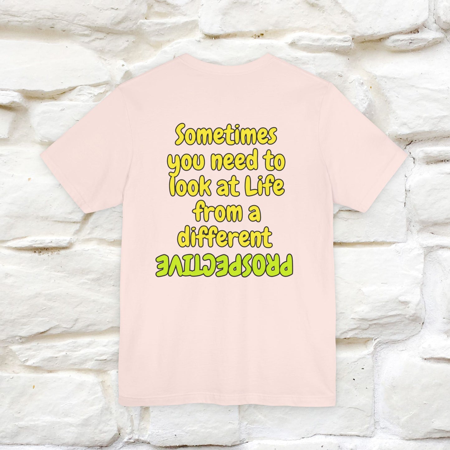 "A volte hai bisogno di guardare la vita da una prospettiva diversa" T-shirt per uomo e donna | 100% cotone*