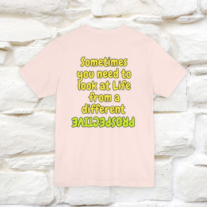 "A volte hai bisogno di guardare la vita da una prospettiva diversa" T-shirt per uomo e donna | 100% cotone*