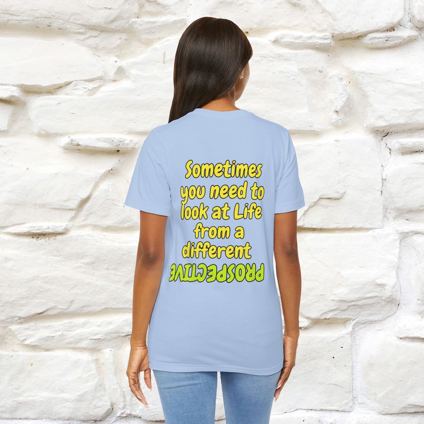 "A volte hai bisogno di guardare la vita da una prospettiva diversa" T-shirt per uomo e donna | 100% cotone*
