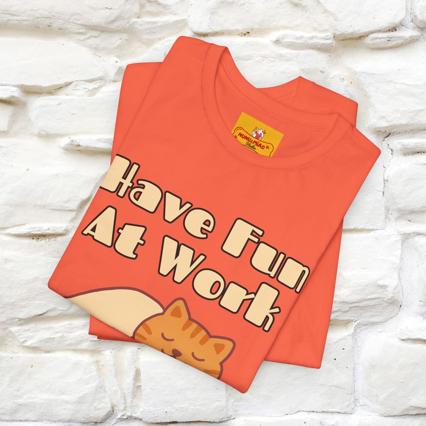 Maglietta con gatto "Have Fun At Work" per uomo e donna | 100% cotone* 🐾