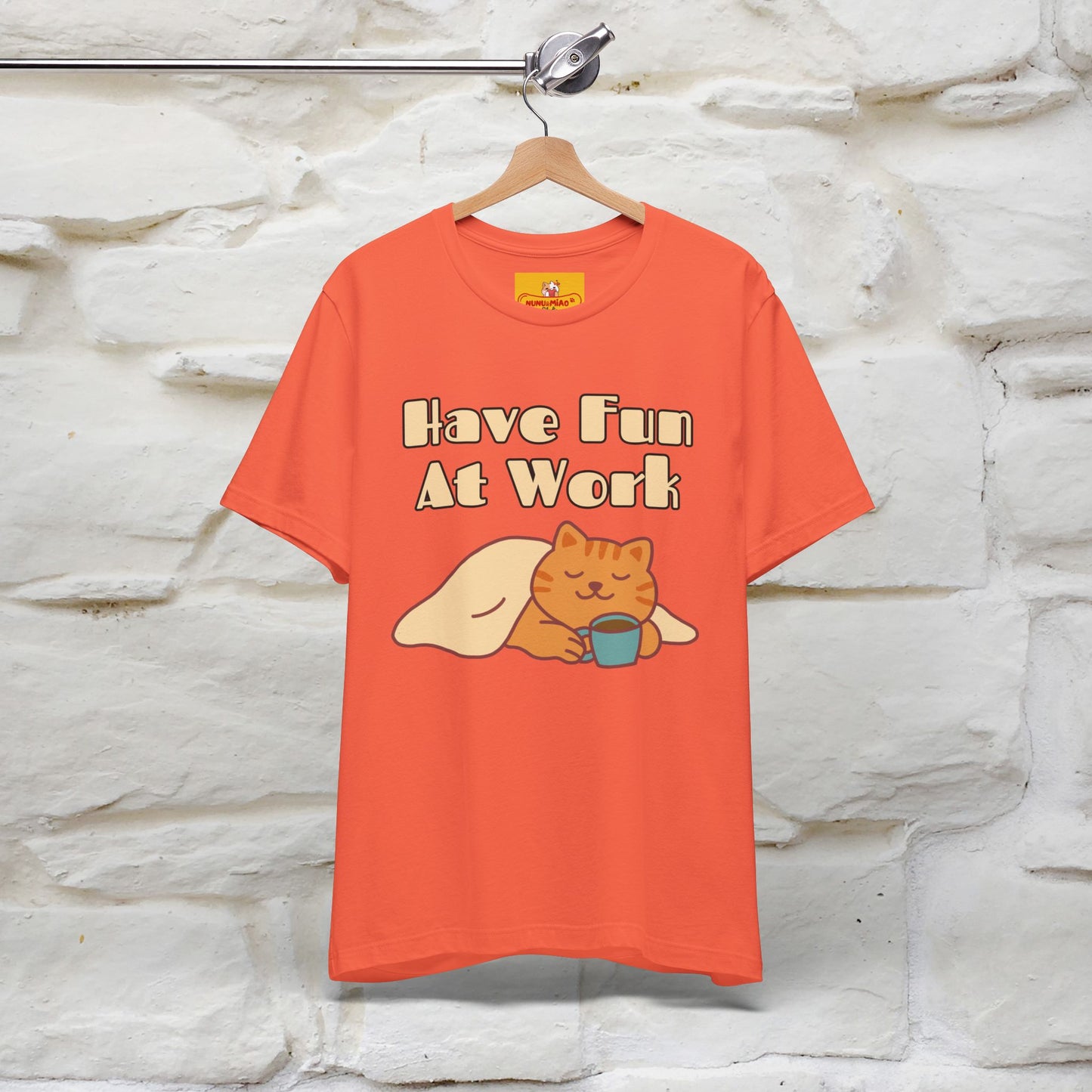 Maglietta con gatto "Have Fun At Work" per uomo e donna | 100% cotone* 🐾
