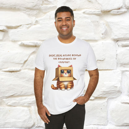 "Le grandi idee risiedono oltre i confini del comfort" T-shirt con gatto per uomo e donna | 100% cotone*