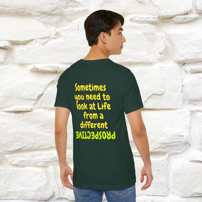 "A volte hai bisogno di guardare la vita da una prospettiva diversa" T-shirt per uomo e donna | 100% cotone*