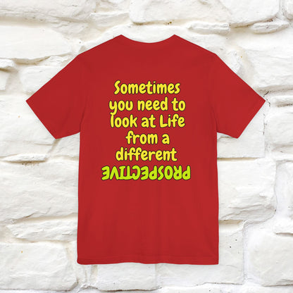 "A volte hai bisogno di guardare la vita da una prospettiva diversa" T-shirt per uomo e donna | 100% cotone*