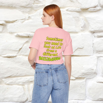 "A volte hai bisogno di guardare la vita da una prospettiva diversa" T-shirt per uomo e donna | 100% cotone*