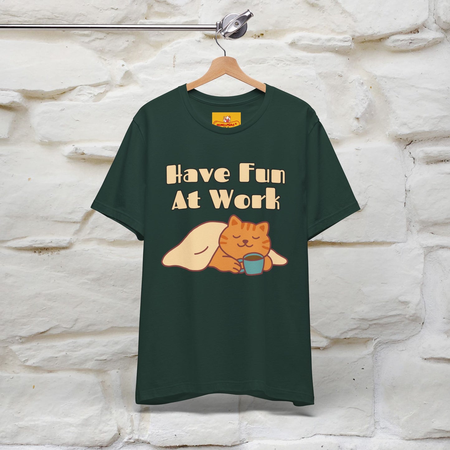 Maglietta con gatto "Have Fun At Work" per uomo e donna | 100% cotone* 🐾