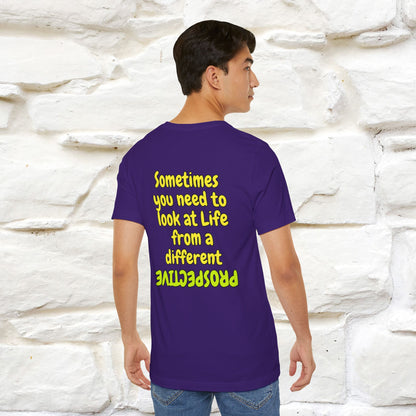 "A volte hai bisogno di guardare la vita da una prospettiva diversa" T-shirt per uomo e donna | 100% cotone*
