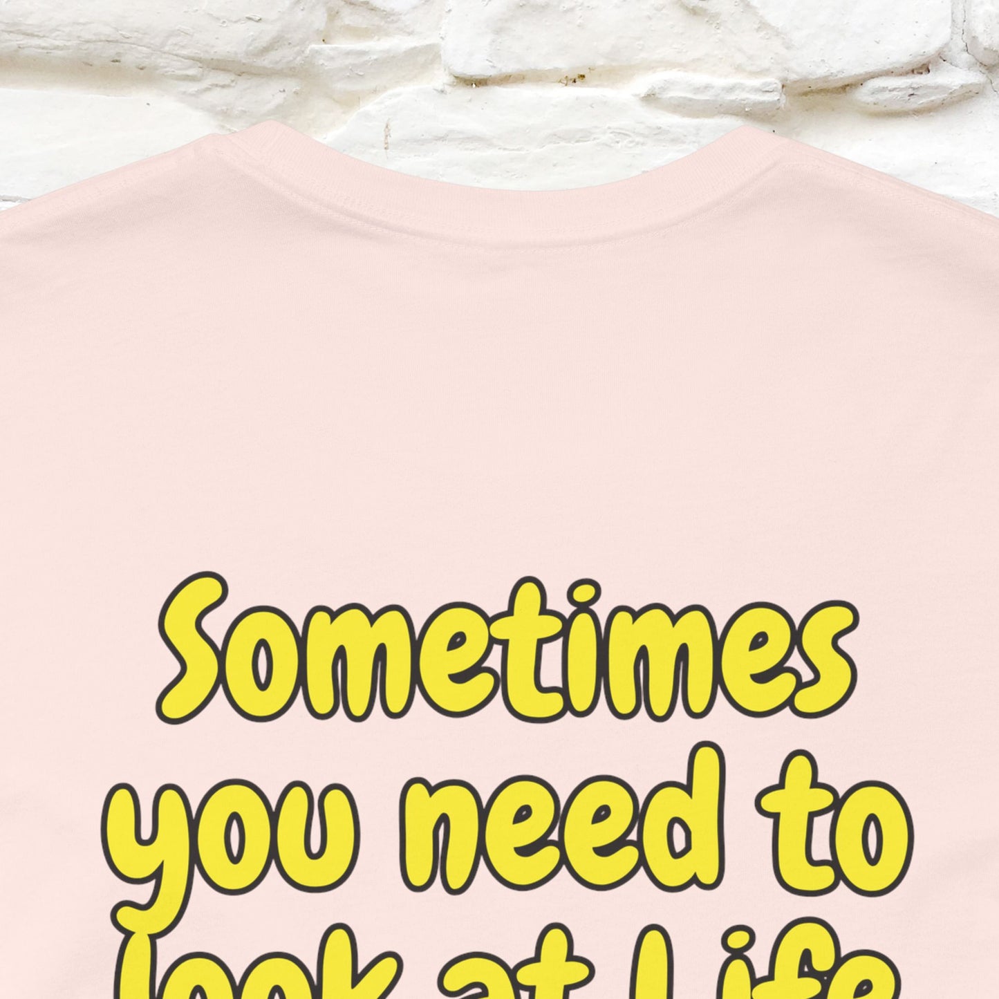 "A volte hai bisogno di guardare la vita da una prospettiva diversa" T-shirt per uomo e donna | 100% cotone*