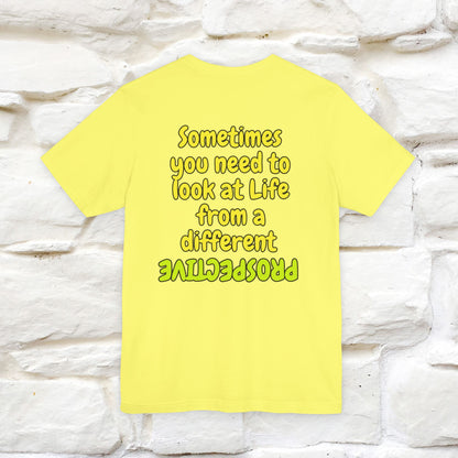 "A volte hai bisogno di guardare la vita da una prospettiva diversa" T-shirt per uomo e donna | 100% cotone*