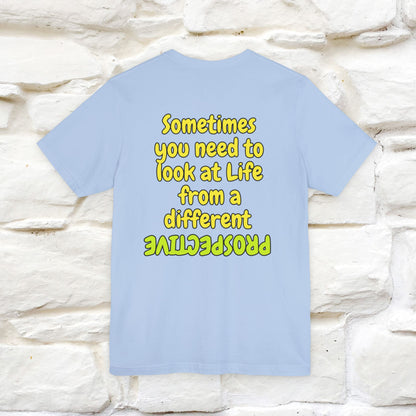"A volte hai bisogno di guardare la vita da una prospettiva diversa" T-shirt per uomo e donna | 100% cotone*