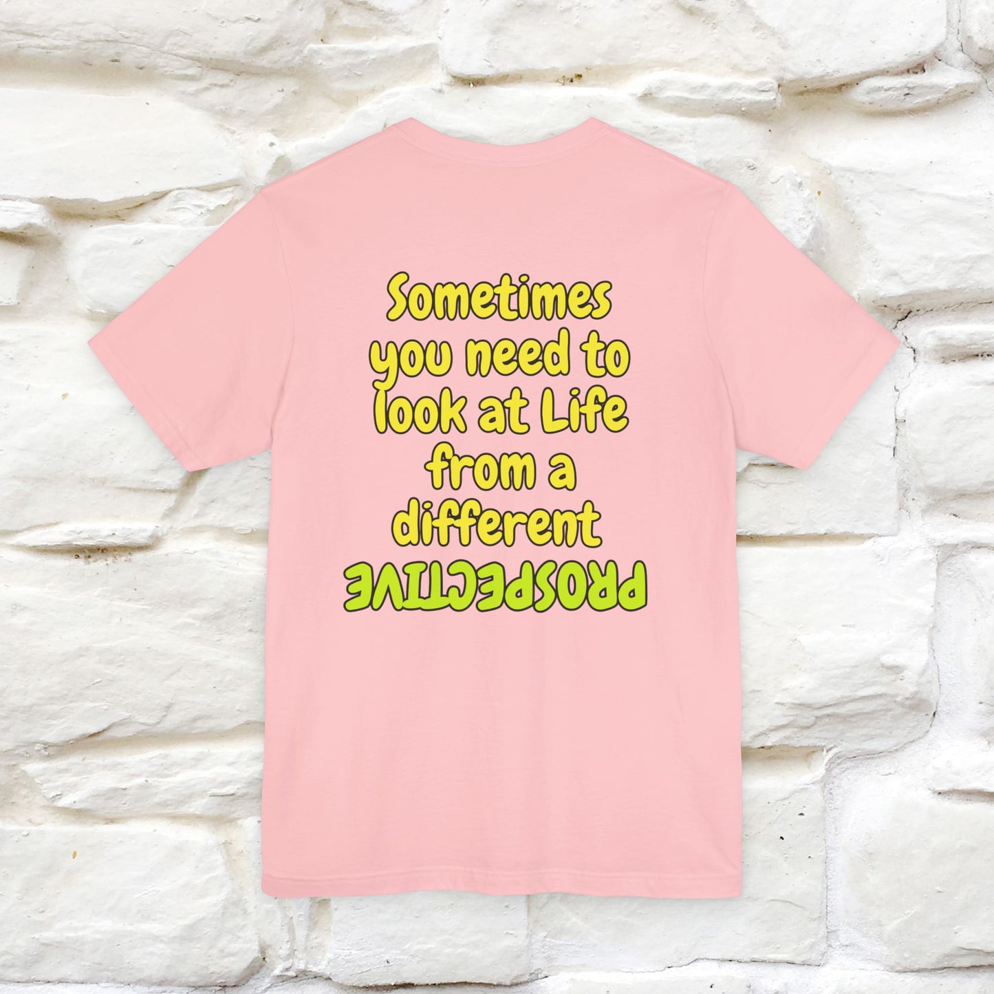 "A volte hai bisogno di guardare la vita da una prospettiva diversa" T-shirt per uomo e donna | 100% cotone*