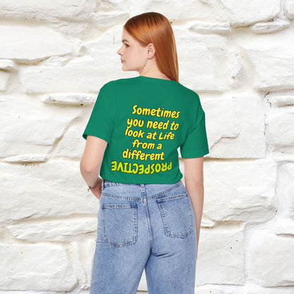 "A volte hai bisogno di guardare la vita da una prospettiva diversa" T-shirt per uomo e donna | 100% cotone*