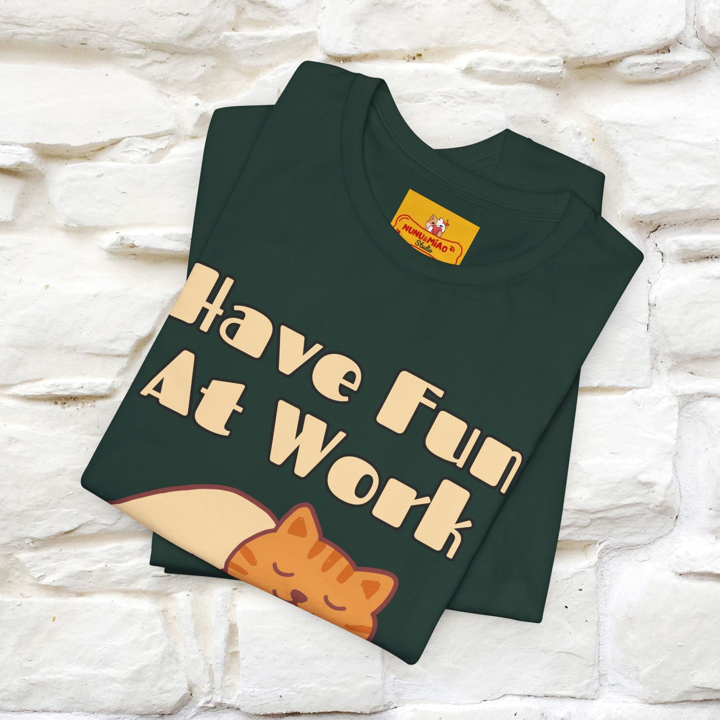 Maglietta con gatto "Have Fun At Work" per uomo e donna | 100% cotone* 🐾