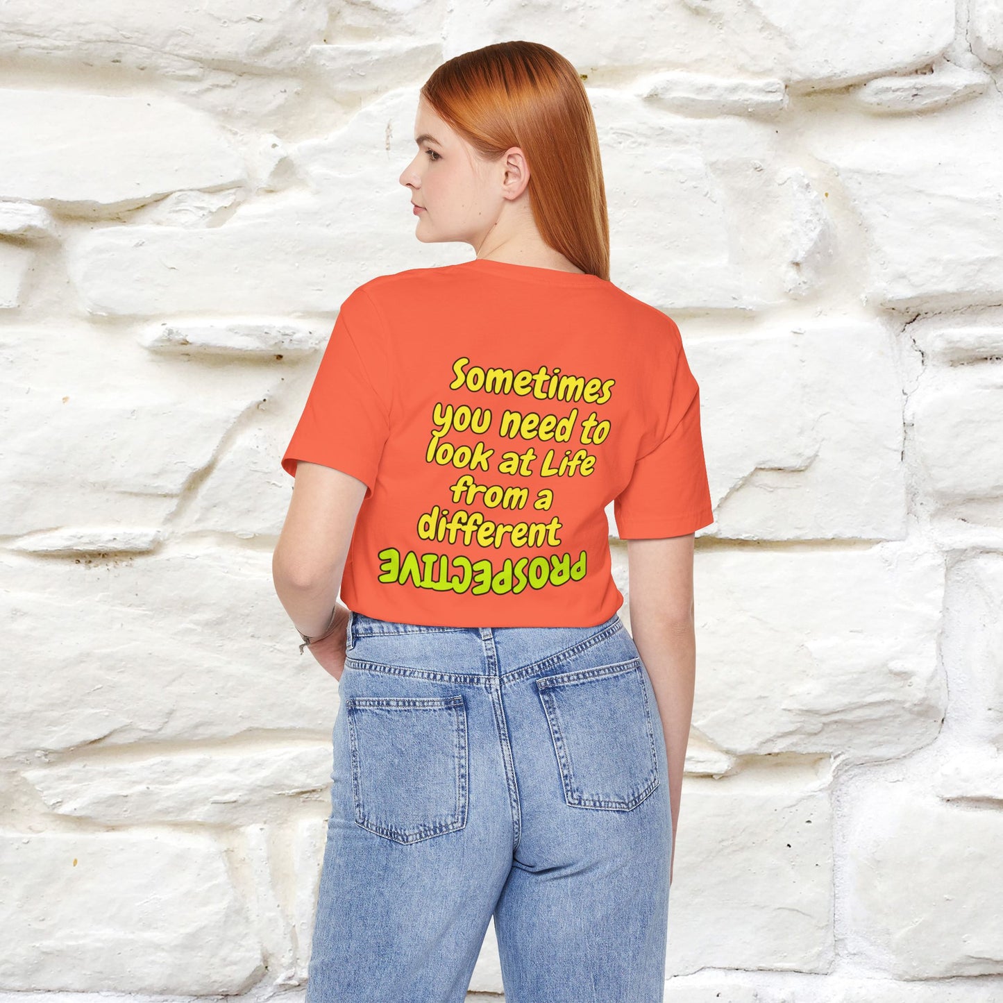 "A volte hai bisogno di guardare la vita da una prospettiva diversa" T-shirt per uomo e donna | 100% cotone*