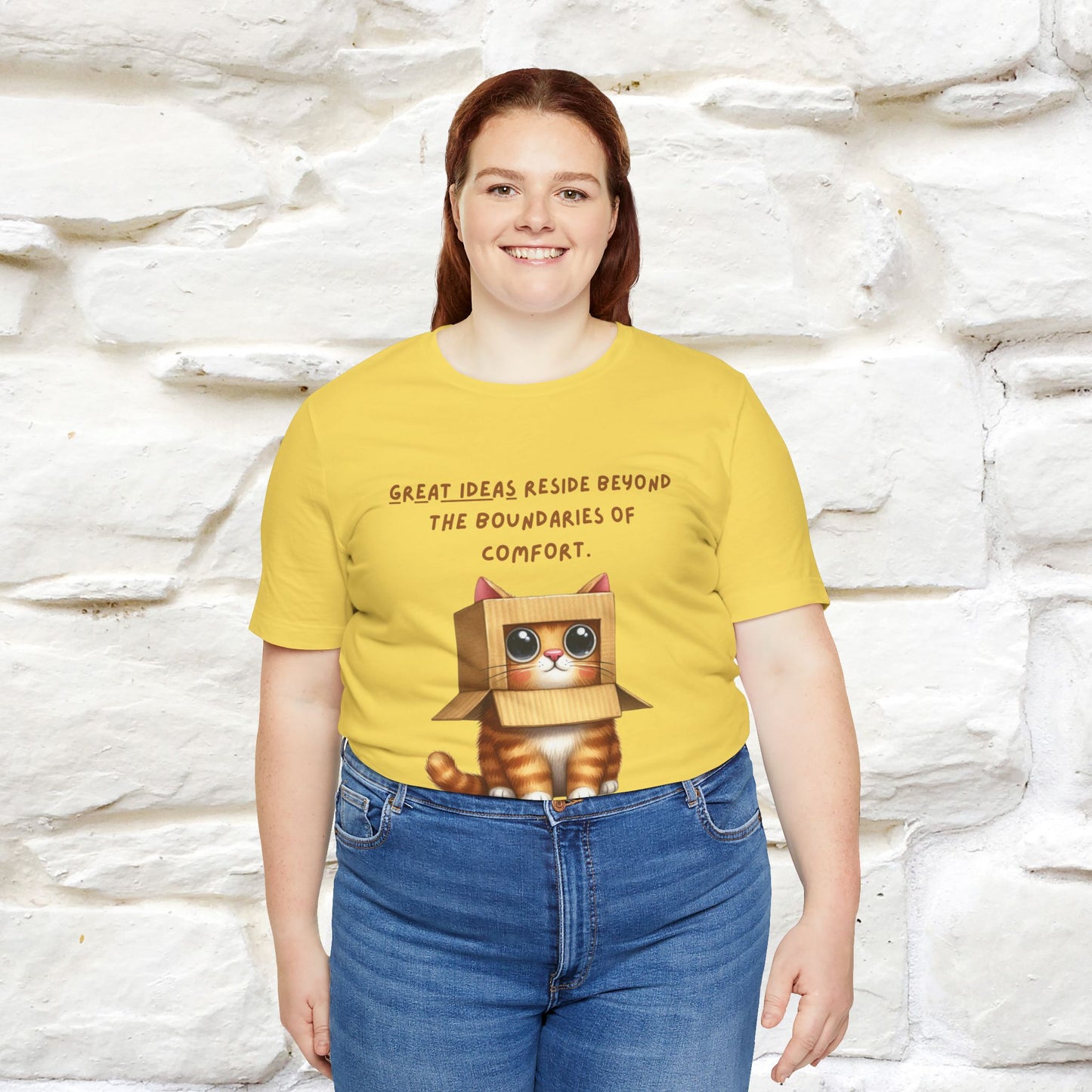 "Le grandi idee risiedono oltre i confini del comfort" T-shirt con gatto per uomo e donna | 100% cotone*