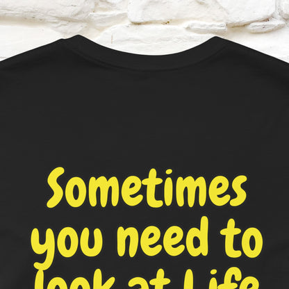 "A volte hai bisogno di guardare la vita da una prospettiva diversa" T-shirt per uomo e donna | 100% cotone*