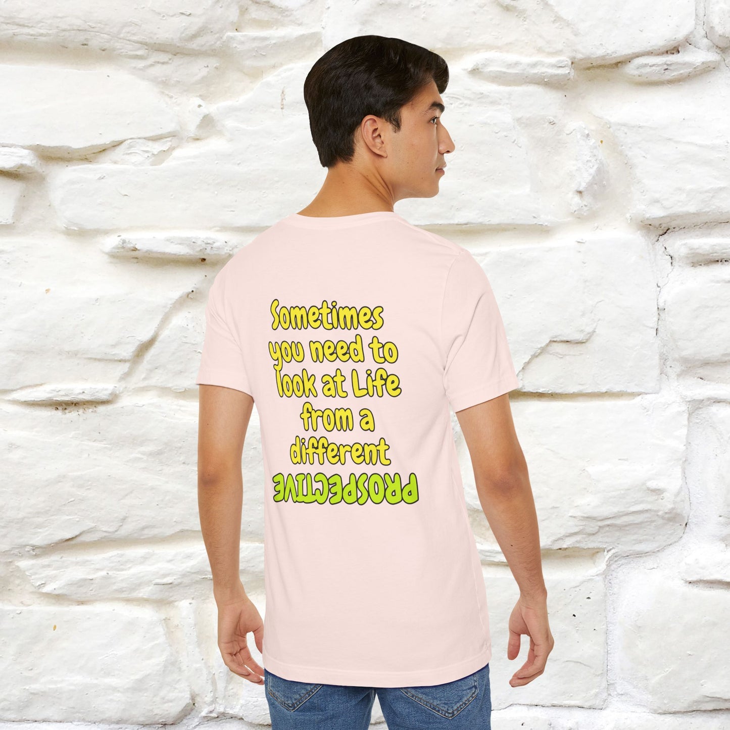 "A volte hai bisogno di guardare la vita da una prospettiva diversa" T-shirt per uomo e donna | 100% cotone*