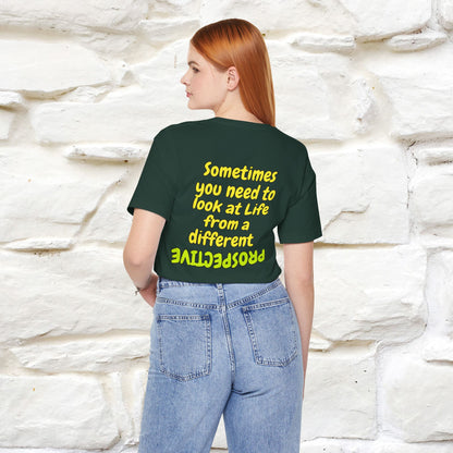 "A volte hai bisogno di guardare la vita da una prospettiva diversa" T-shirt per uomo e donna | 100% cotone*