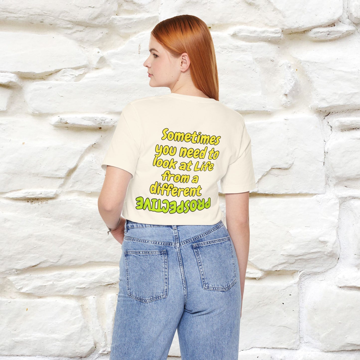 "A volte hai bisogno di guardare la vita da una prospettiva diversa" T-shirt per uomo e donna | 100% cotone*