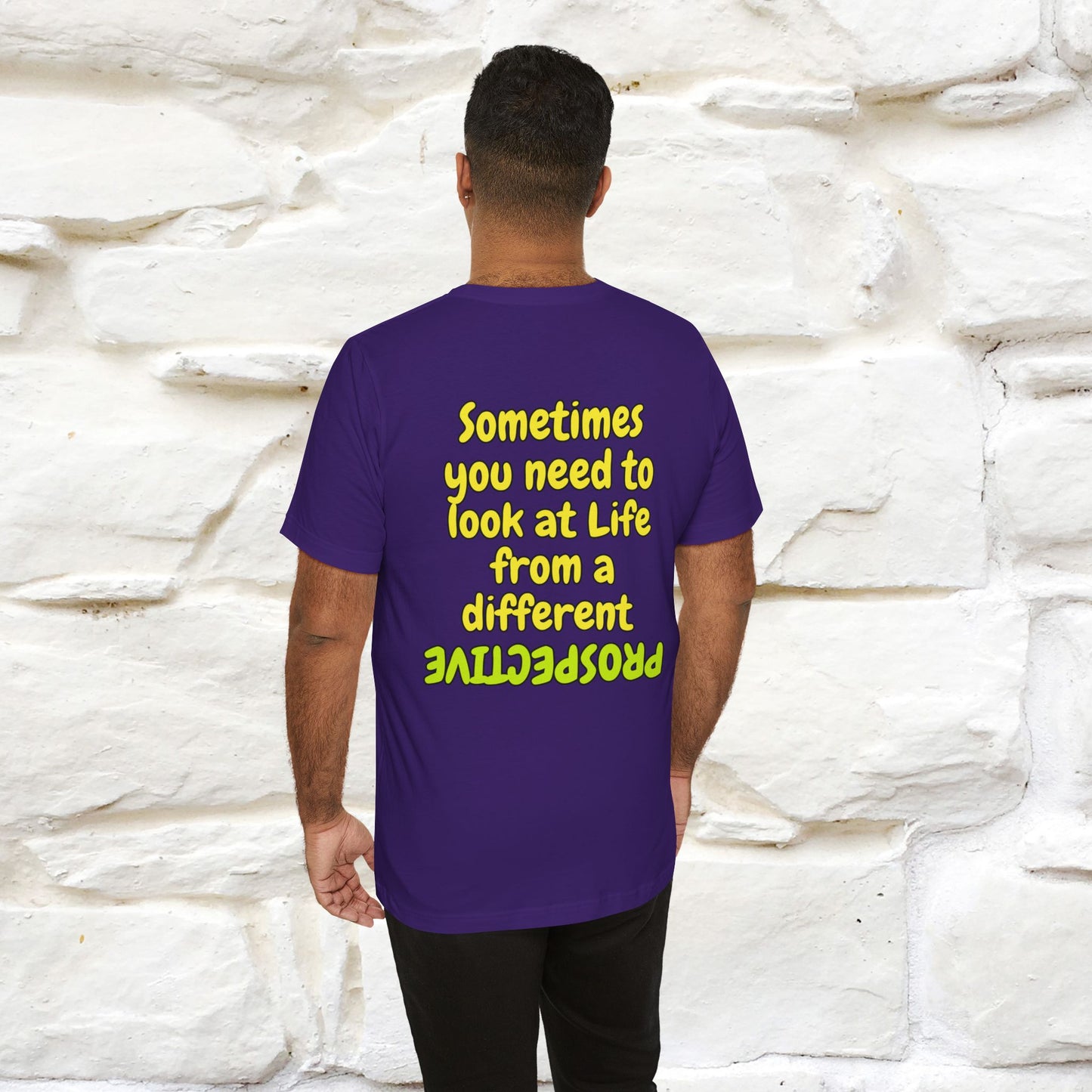 "A volte hai bisogno di guardare la vita da una prospettiva diversa" T-shirt per uomo e donna | 100% cotone*