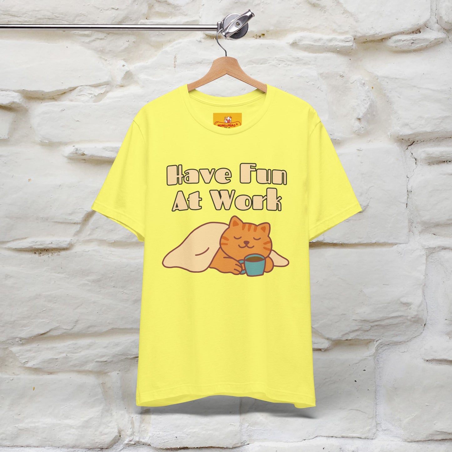 Maglietta con gatto "Have Fun At Work" per uomo e donna | 100% cotone* 🐾