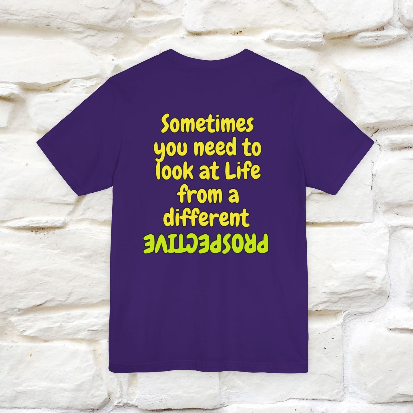 "A volte hai bisogno di guardare la vita da una prospettiva diversa" T-shirt per uomo e donna | 100% cotone*