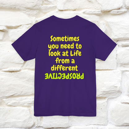 "A volte hai bisogno di guardare la vita da una prospettiva diversa" T-shirt per uomo e donna | 100% cotone*
