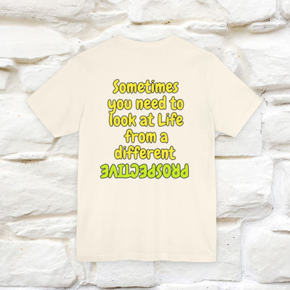 "A volte hai bisogno di guardare la vita da una prospettiva diversa" T-shirt per uomo e donna | 100% cotone*