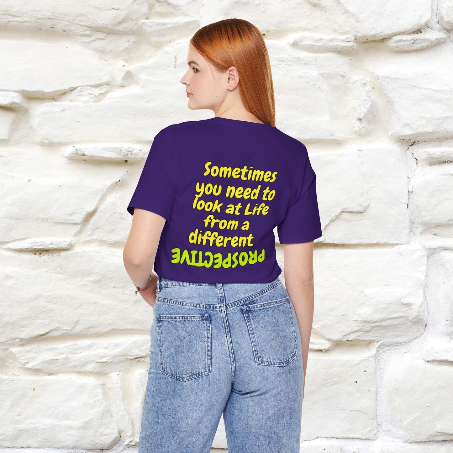 "A volte hai bisogno di guardare la vita da una prospettiva diversa" T-shirt per uomo e donna | 100% cotone*