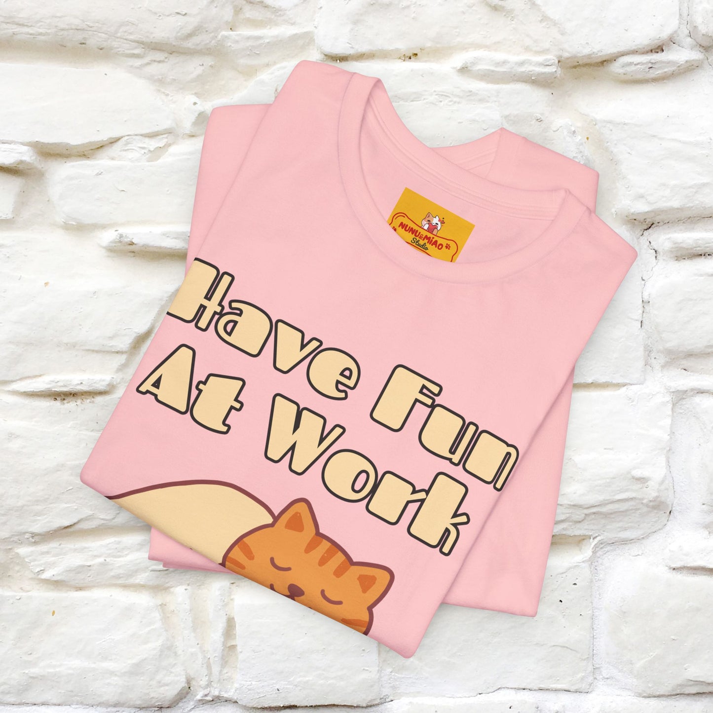 Maglietta con gatto "Have Fun At Work" per uomo e donna | 100% cotone* 🐾