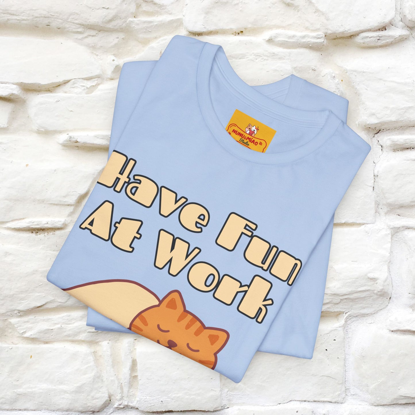 Maglietta con gatto "Have Fun At Work" per uomo e donna | 100% cotone* 🐾