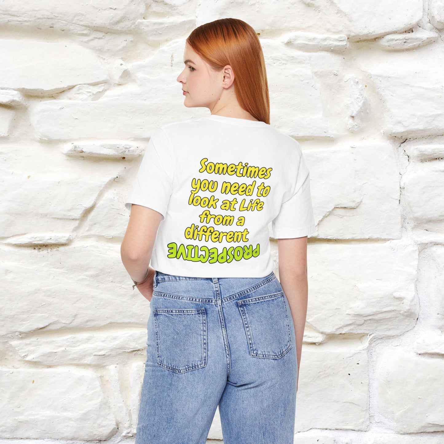 "A volte hai bisogno di guardare la vita da una prospettiva diversa" T-shirt per uomo e donna | 100% cotone*