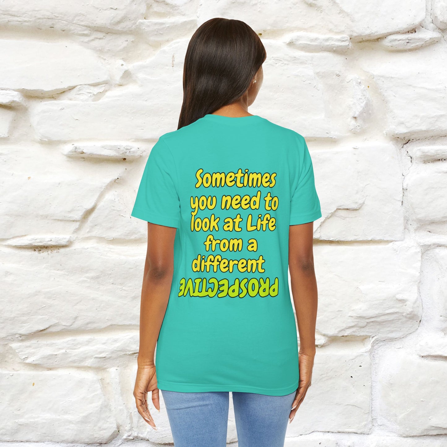 "A volte hai bisogno di guardare la vita da una prospettiva diversa" T-shirt per uomo e donna | 100% cotone*