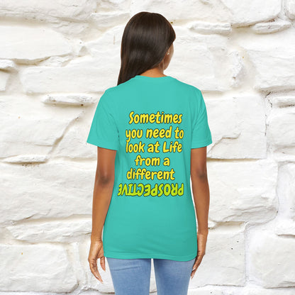"A volte hai bisogno di guardare la vita da una prospettiva diversa" T-shirt per uomo e donna | 100% cotone*