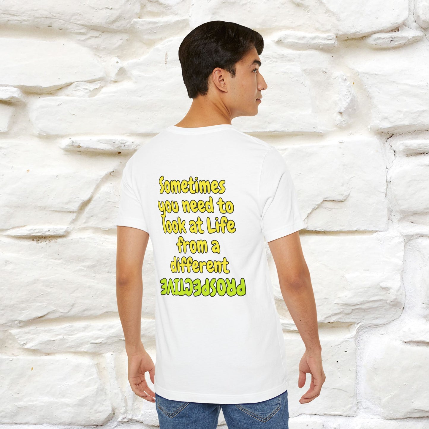 "A volte hai bisogno di guardare la vita da una prospettiva diversa" T-shirt per uomo e donna | 100% cotone*